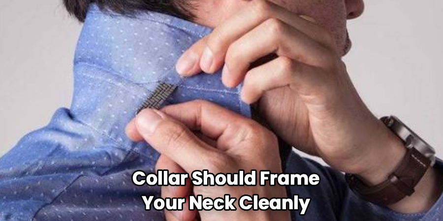 Collar Should Frame
Your Neck Cleanly